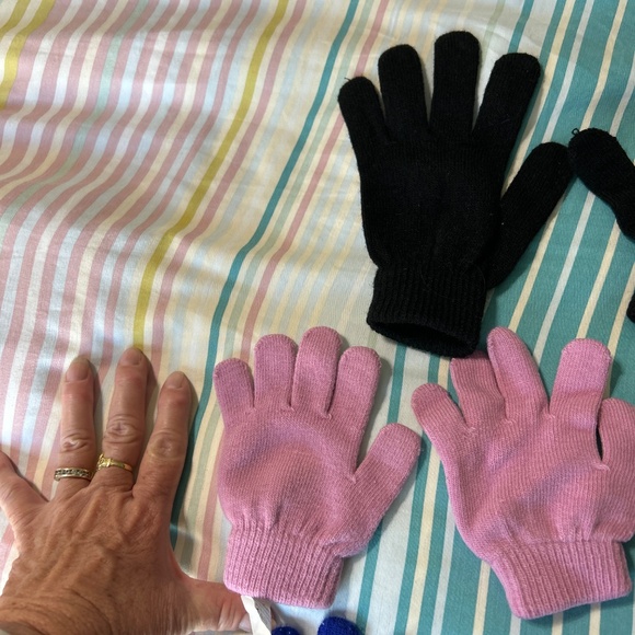 Five pairs of kids’ winter gloves various sizes - Picture 3 of 3